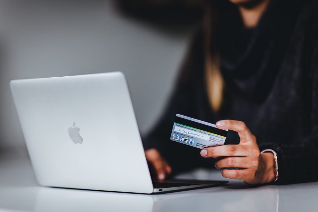online shopping - tarjeta de credito y computadora