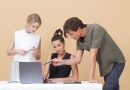 3 personas frente a computadora creando estrategias